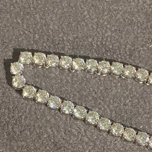 Absolutely stunning tennis necklace, extremely high quality sparkly stones.Must!